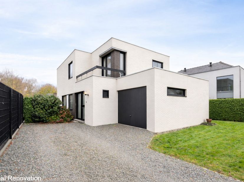Dans un quartier particulièrement calme et résidentiel, à proximité du centre de Ninove, se situe cette villa quatre façades à l'architecture remarqua