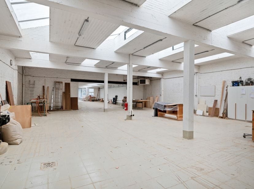 In een rustige straat van Deurne, maar toch perfect bereikbaar, ontdek je deze bijzonder ruime werkplaats van 475 m².<br />
Een plek waar vakmanschap,