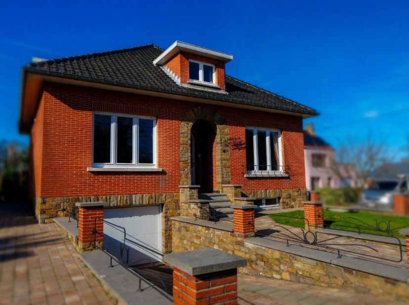 CHARMANTE VILLA AVEC BEAU POTENTIEL<br />
<br />
- VISITES SUSPENDUES -<br />
<br />
Cette maison pleine de potentiel bénéficie d’une situation agréab