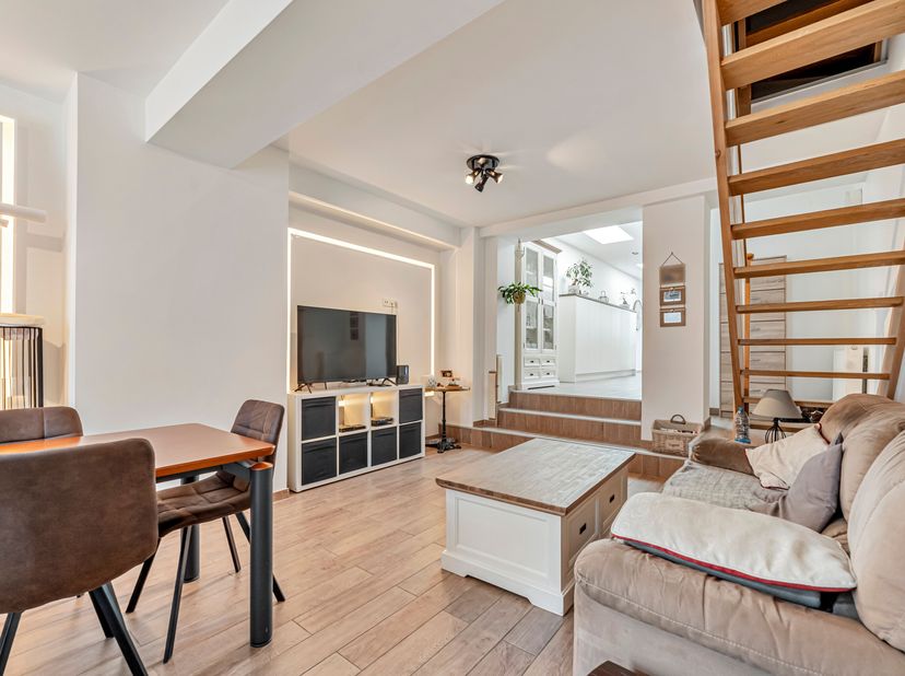 Maison prête à emménager à Comines à la recherche de nouveaux propriétaires !<br />
Dès lentrée, vous découvrez un hall qui mène vers un séjour lumine