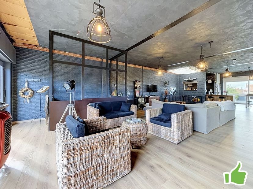 Rare opportunité à Mouscron : Habitation avec entrepôt<br />
Découvrez cet ensemble immobilier composé d'une habitation de style loft d'environ 200 m