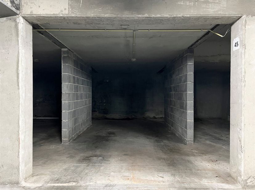 Locatie <br />
Op de universiteitscampus van UCLouvain Woluwe en talrijke Hautes Écoles ligt de parkeergarage op 1 minuut lopen van de metrohalte Alma