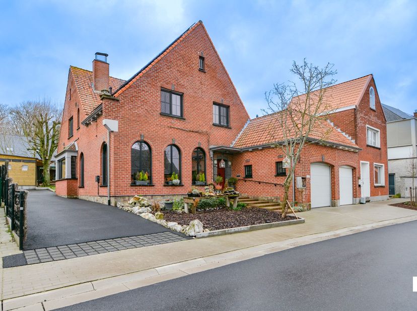 Ontdek deze instapklare,&amp;nbsp;recent gerenoveerde&amp;nbsp;én karaktervolle halfopen bebouwing&amp;nbsp;met 5 slaapkamers op een perceel van 566 m², ideaal ge