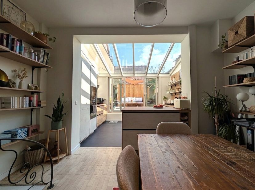 Charmant huis, rustig gelegen naast het Zoniënwoud. Het biedt een inkomhal, woonkamer, eetkamer met een uitgeruste open keuken en toegang tot een mooi