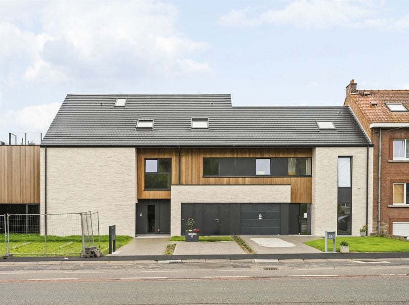 Ontdek dit prachtige nieuwbouwappartement, gelegen op een steenworp afstand van alle voorzieningen: winkels, scholen, openbaar vervoer en belangrijke