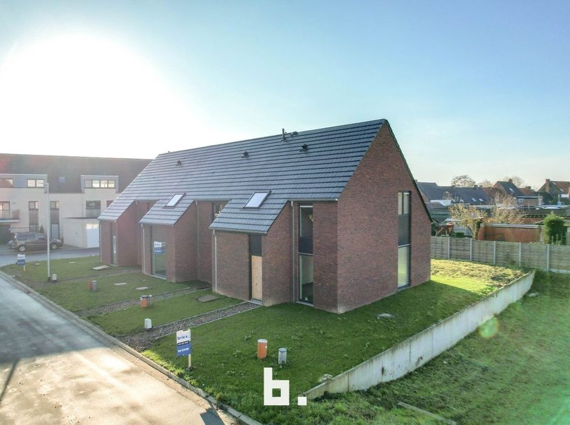 In de authentieke gemeente Hooglede woont u hier rustig en toch centraal gelegen.  U zit letterlijk overal dichtbij, scholen, winkels, restaurants, op