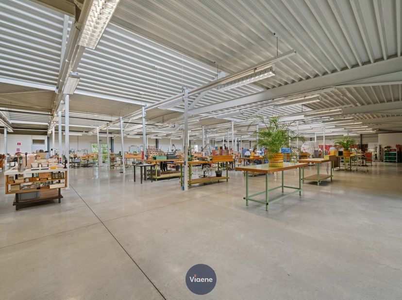 Instapklaar nieuw Industriegebouw gelegen aan het industriepark - gunstig gelegen nabij de op-en afrit van de autosnelweg met ruime parking voor de de