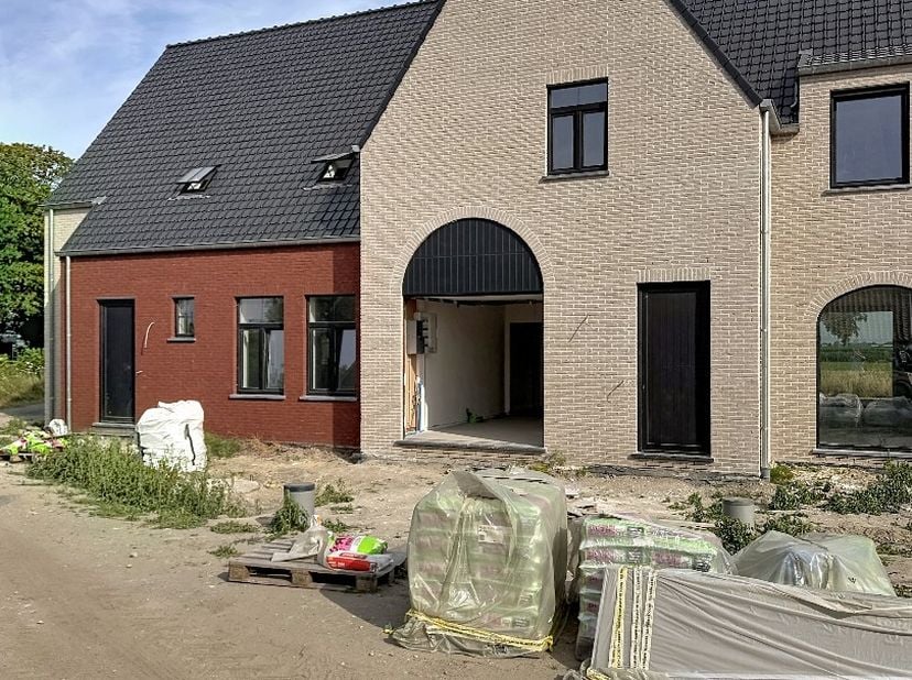 Deze nieuwbouwwoning bestaat uit: inkomhal - toilet - living - keuken - terras - tuin - wasplaats - berging - garage - nachthal - 3 slaapkamers - badk