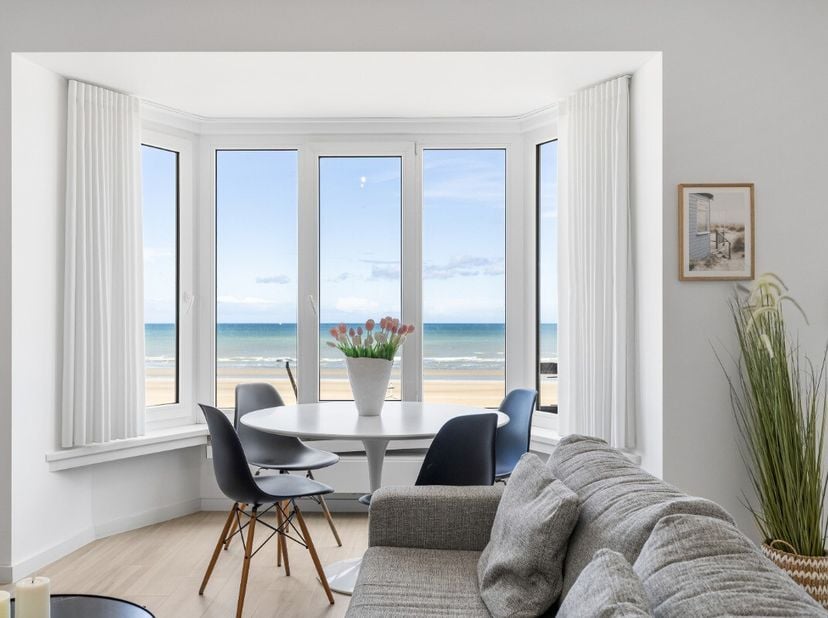 De Panne: gerenoveerd appartement met frontaal zeezicht Op zoek naar een volledig gerenoveerd appartement met frontaal zeezicht? Dit exclusieve appart