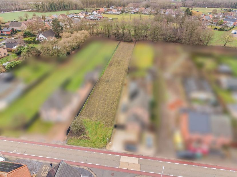 Le terrain a une superficie totale de 20 are 13 ca, ce qui donne un caractère ouvert et vert et une intimité supplémentaire. Cette combinaison rend le