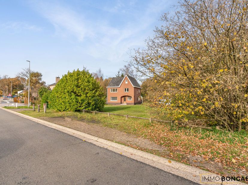 Deze te renoveren woning, gebouwd in 1960, is gelegen op een ruim perceel van 39a 16ca en heeft een bewoonbare oppervlakte van 146m².<br />
INDELING W