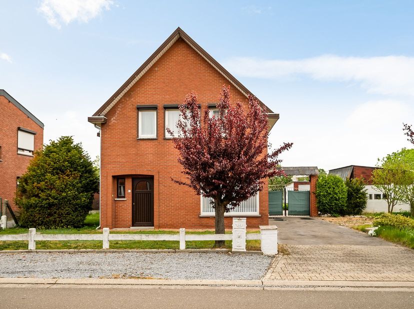 In het rustige Berbroek, deelgemeente van Herk-de-Stad, vindt u deze karaktervolle vrijstaande woning op een centrale ligging waar rust en bereikbaarh
