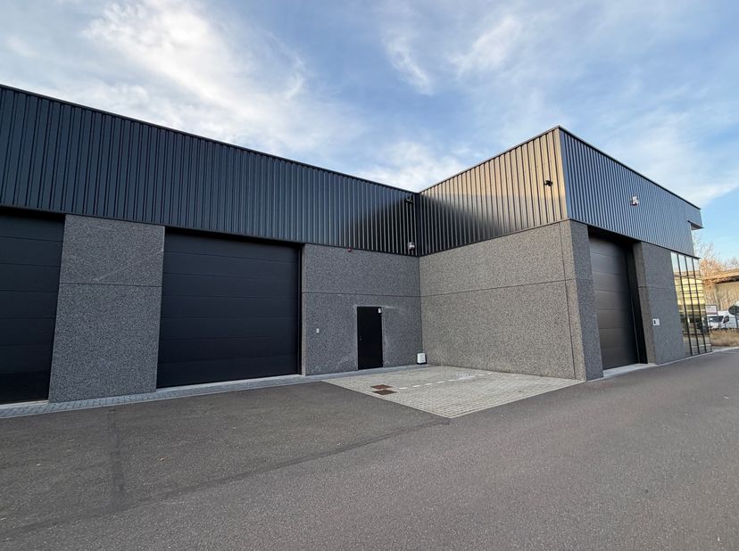 KMO UNIT (181M2) TE HUUR IN DIEPENBEEK<br />
Bent u op zoek naar een recente, functionele en vlot bereikbare KMO-unit voor uw onderneming? Deze kwalit
