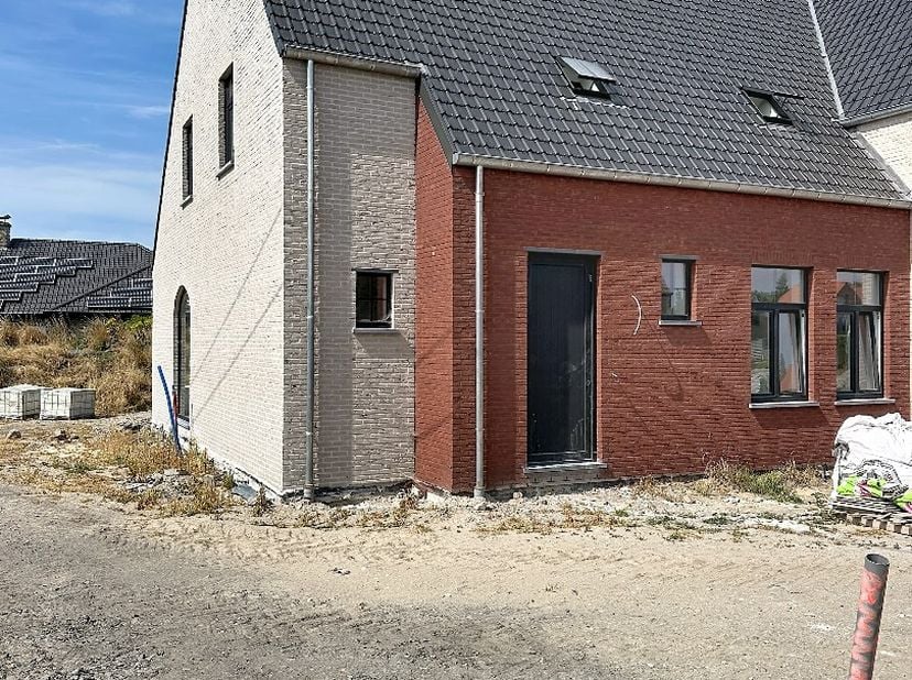 Deze nieuwbouwwoning bestaat uit: inkomhal - toilet - living - keuken - terras - tuin - wasplaats - berging - nachthal - 4 slaapkamers - badkamer - zo
