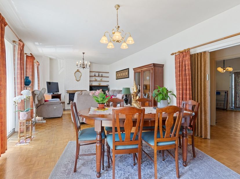 Dit appartement met een mooie vloeroppervlakte van circa 126 m² (opp cfr kadaster en epc) en veel lichtinval bevindt zich op de 1ste verdieping van ee