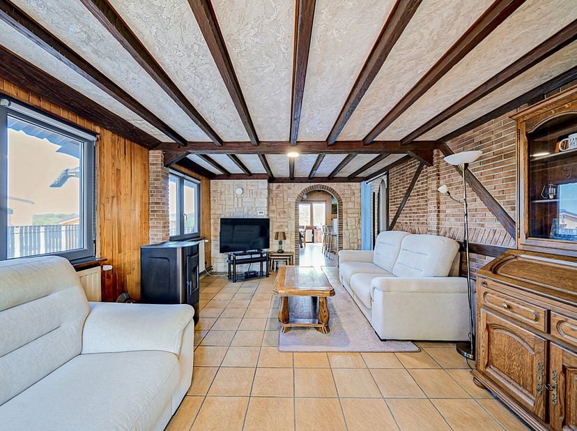EasyHome vous présente ce charmant chalet plain-pied situé à Froidchapelle, à seulement quelques minutes des Barrages de l'Eau d'Heure, dans un domain