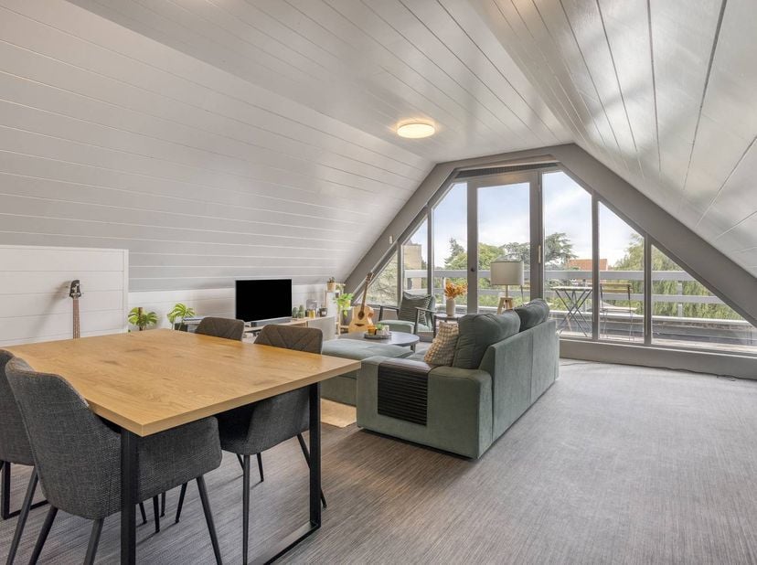 Cet appartement spacieux et bien entretenu de pas moins de 120 m² est situé dans la Peter Benoitlaan à Furnes. Grâce à son emplacement central, vous v