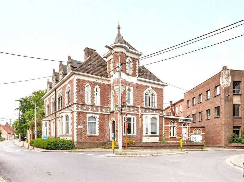 UNIEK HERENHUIS met ENORM veel POTENTIEEL. <br />
CHARMANTE te renoveren HERENWONING (bestaande uit 2 identieke woningen - nu 1 van gemaakt) met OPRIT