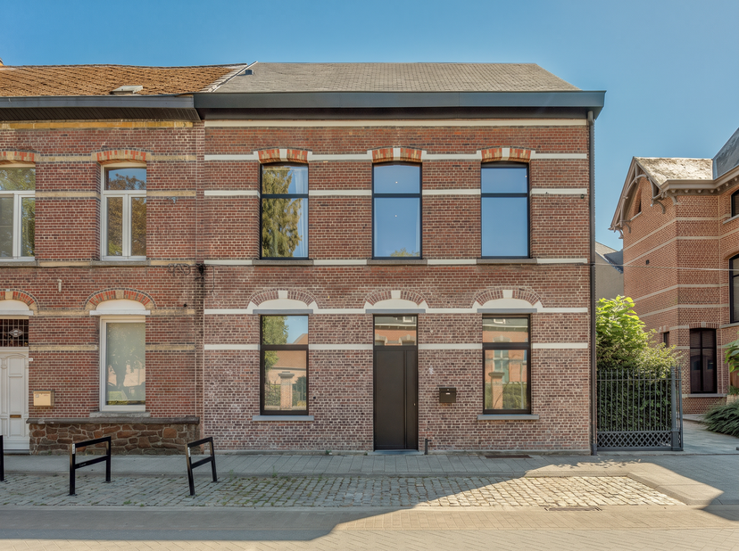 Luxueus gerenoveerde woning met 3 slaapkamers in hartje Geel. EPC A-label (87 kWh/m²)<br />
Ligging: Gunstig gelegen in het centrum van Geel, op wande