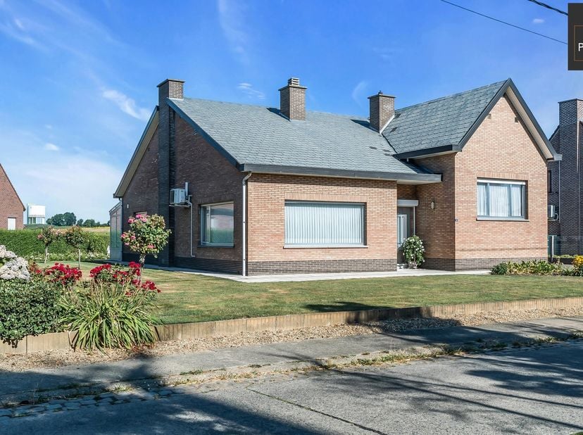 Unique Properties heet u welkom in deze charmante woning aan de Binkomstraat 40 in Meensel-Kiezegem, een rustige deelgemeente van Tielt-Winge, waar la