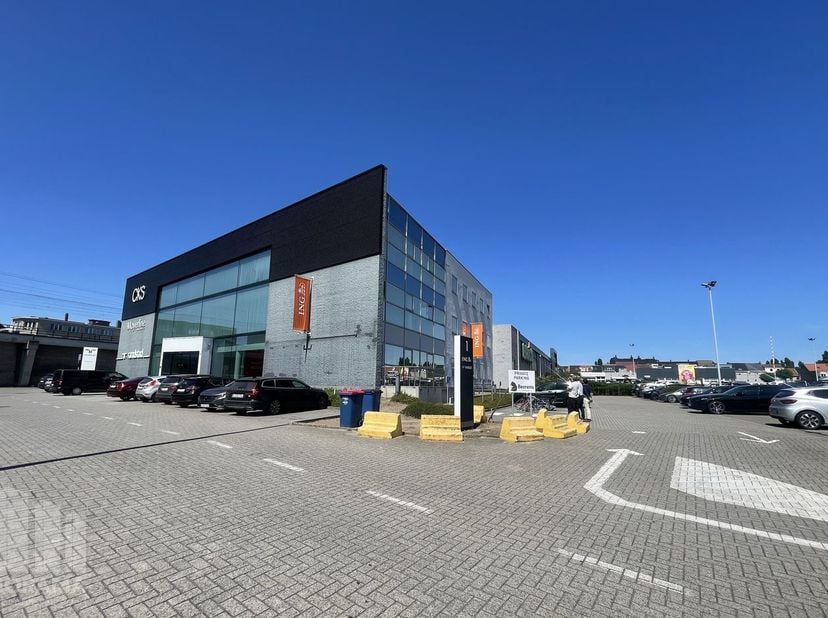 Dit kantoor van 790 m², gelegen op de 2de verdieping, biedt een professionele en aangename werkomgeving voor bedrijven die comfort, uitstraling en fun