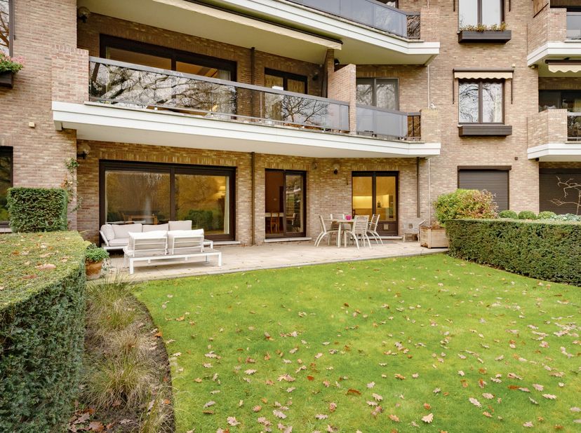Luxueus gelijkvloers appartement (ca. 200 m²) met groot terras, tuin en 3 slaapkamers<br />
Dit uitzonderlijk ruime en instapklare gelijkvloers appart