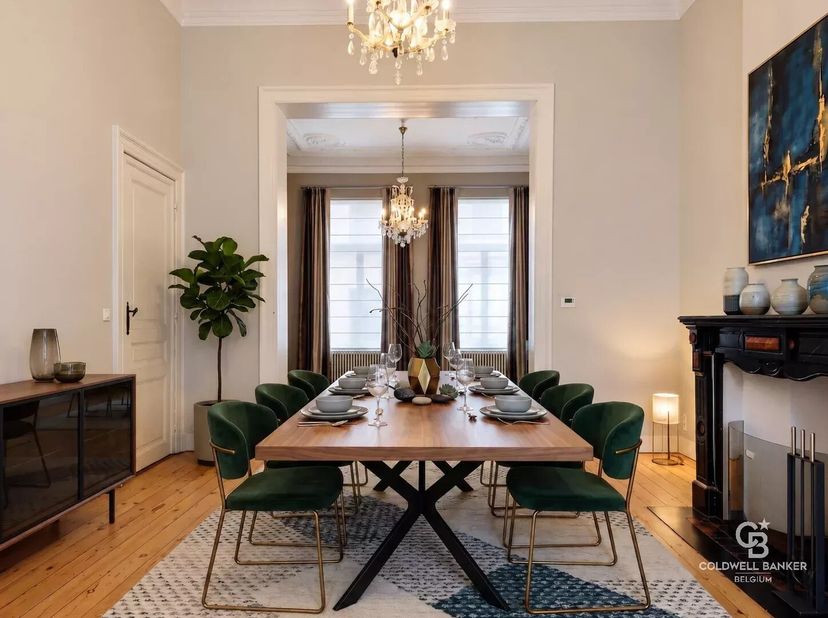 Belle maison (+-347m²) de 1980 et complètement rénovée en 2012.<br />
Ce logement se compose comme suit :<br />
Au rez-de-chaussée : hall d'entrée, li