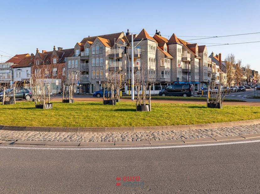 Dit hoekappartement met uitzonderlijke lichtinval bevindt zich op een absolute topligging aan de kaai, vlak bij de vismijn, in het hart van Nieuwpoort
