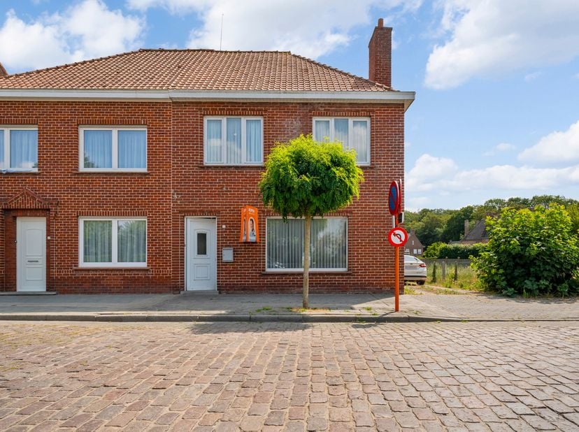 Deze ruim op te frissen halfopen woonst met potentieel is gelegen in het centrum van Boezinge.<br />
 Belangrijkste kenmerken<br />
Oppervlakte: 180 m