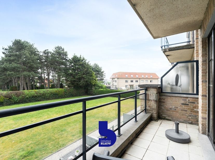 Deze instapklare en uiterst geriefelijke studio van 35 m² is gelegen in een bijzonder rustige en groene omgeving op wandelafstand van het strand, de d