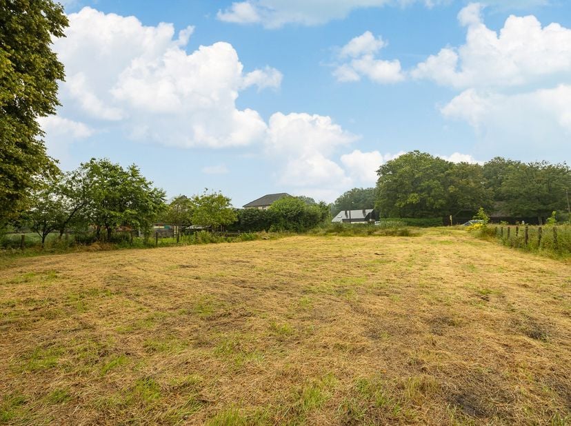Dit ruime perceel grond van 1.570 m²  in Hulshout biedt de mogelijkheid om een prachtige open bebouwing te realiseren. Deze grond heeft een prachtig u
