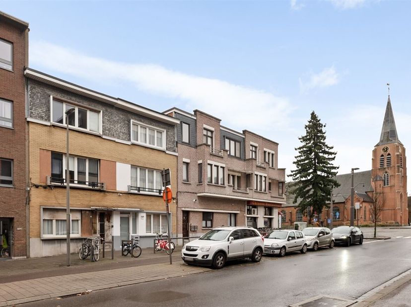 Te renoveren huis opgedeeld in 3 ruime appartementen op centrale locatie in Hoboken<br />
Ligging:<br />
Dit veelzijdige pand is gelegen aan de Berken
