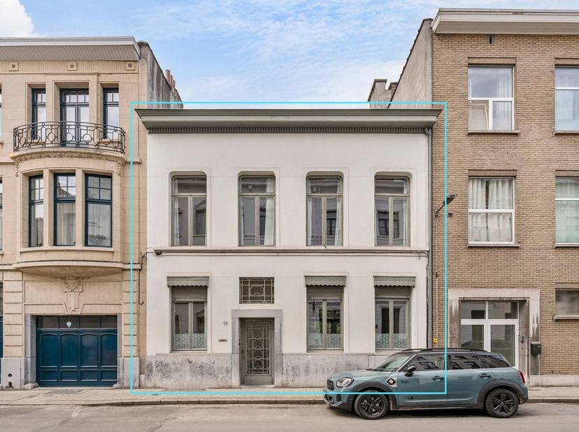Karaktervolle herenwoning met tuin in Antwerpen<br />
Ontdek deze karaktervolle en lichtrijke herenwoning gelegen in de Hertoginstraat 11, in het hart