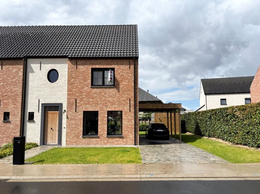 In de jonge en kindvriendelijke verkaveling, Te Groeneweghe&amp;nbsp;te Roeselare (t.h.v. Decathlon) bieden wij deze prachtige, halfopen woning te huur.&amp;n
