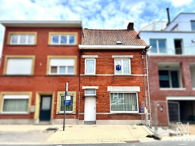 Welkom in deze statige woning in het centrum van Kuurne, die tal van mogelijkheden biedt!<br />
<br />
Bij het betreden van deze woning komt u binnen