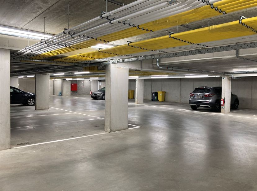 Emplacement de parking souterrain idéalement situé dans le centre de Mol-rauw !<br />
Les emplacements sont facilement accessibles par un large porta