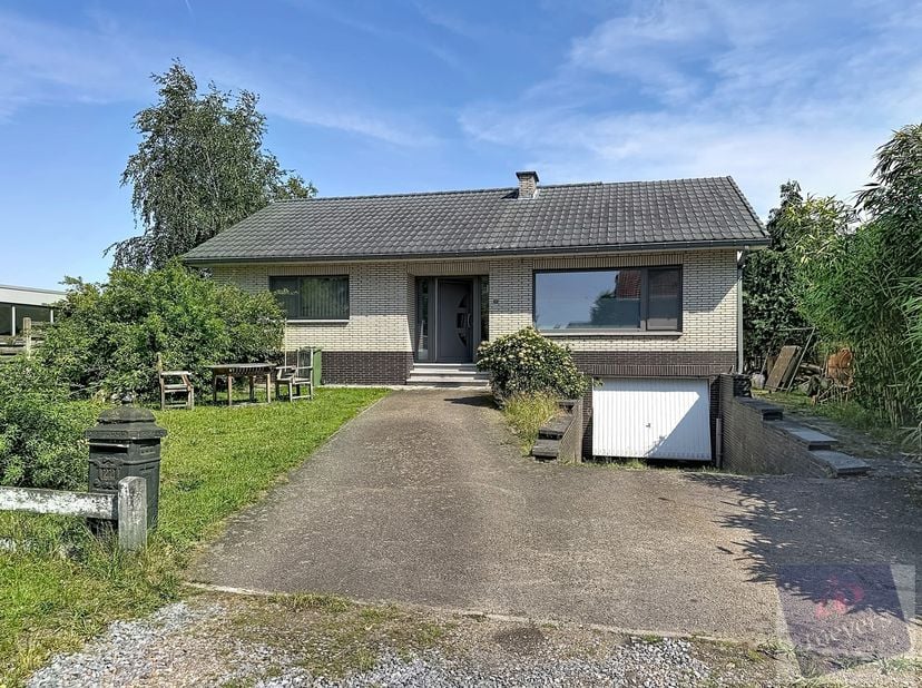 Bent u op zoek naar een woning die u volledig naar eigen smaak kunt renoveren? Dan is deze gelijkvloerse open bebouwing aan de Stokrooieweg 22 in Hass