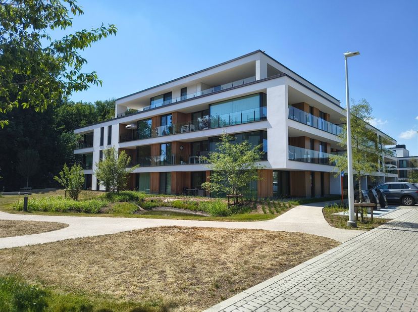 Voor meer informatie betreft het appartement: https://verdegemvastgoed.be/project/22211/oeverparkdreef-8-008-lokeren<br />
Indien u graag een afspraa