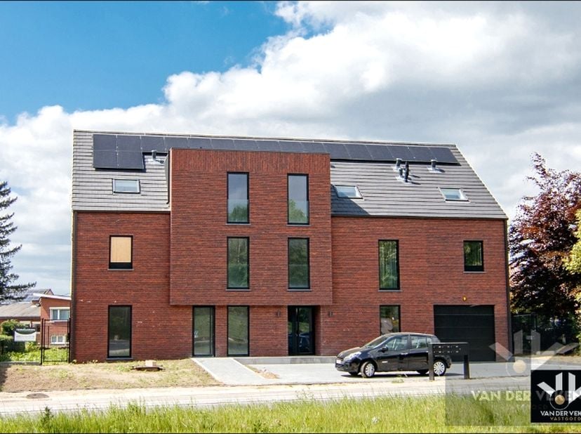 Ruim gelijkvloers nieuwbouwappartement met 4 slaapkamers en 2 badkamers, ruim terras en een mooie tuin op een goed bereikbare locatie!&amp;nbsp;<br />
1 s