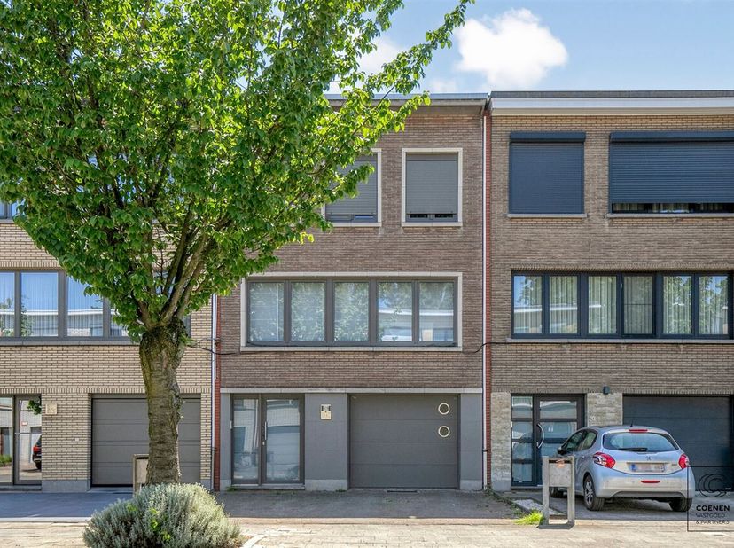 Spacieux appartement au rez-de-chaussée avec 3 chambres, garage et beau jardin à Merksem<br />
Cette maison de bel-etage spacieuse et bien entretenue