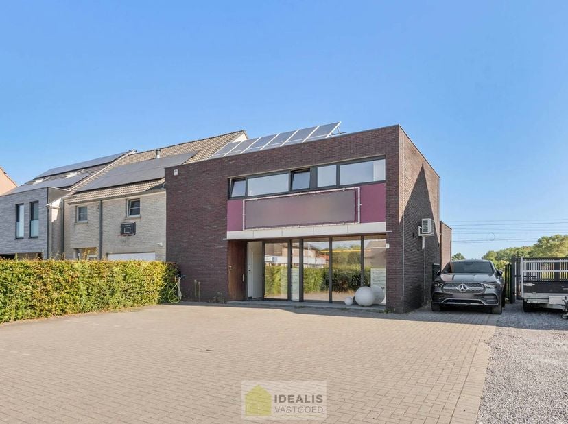 IDEALIS VASTGOED – GELIJKVLOERSE KANTOORRUIMTE MET BOVENLIGGEND APPARTEMENT OP EEN ZICHTLOCATIE IN DIEPENBEEK! Deze gelijkvloerse kantoorruimte van +