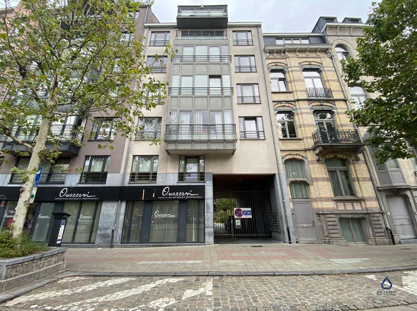 Dit 2 slaapkamer appartement is gelegen aan de Leopold II-laan 61 in Molenbeek en bevindt zich op de 5de verdieping van een recent gebouw (2011). <br