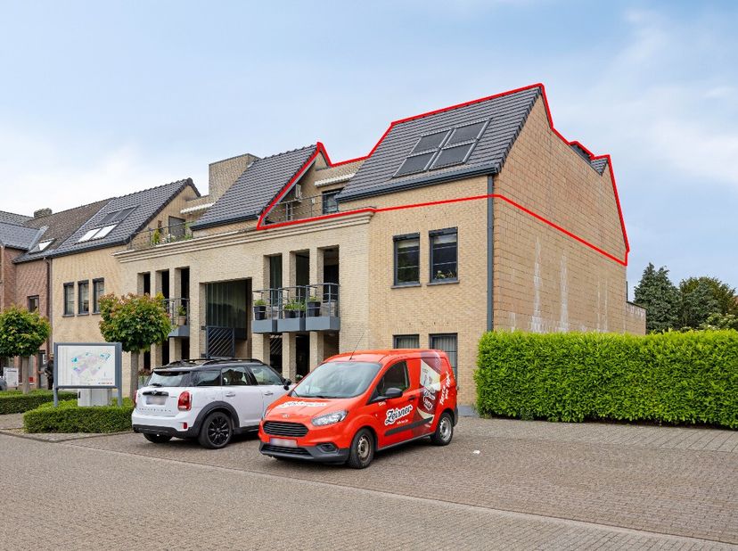 Op een uitstekende locatie aan het Michiel Jansplein in Lommel bevindt zich dit verzorgt en lichtrijk appartement met alle comfort voor wie centraal e