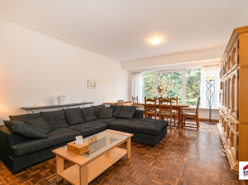 Lichtrijk appartement op de 2e verdieping in Wemmel, op een strategische locatie nabij invalswegen, openbaar vervoer, UZ Jette en Laken. Dit apparteme