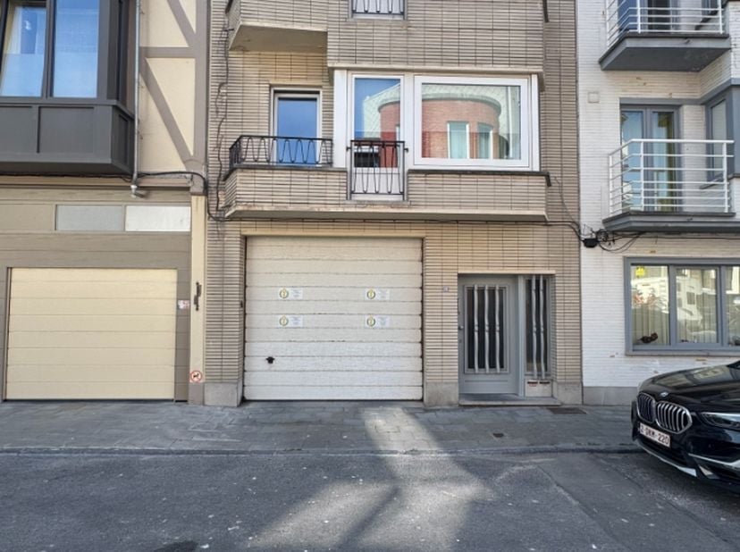 Ce garage exceptionnellement spacieux est situé au 25 Jokstraat à Wenduine et a une profondeur de 17,50 m. Avez-vous des questions ou souhaitez-vous p