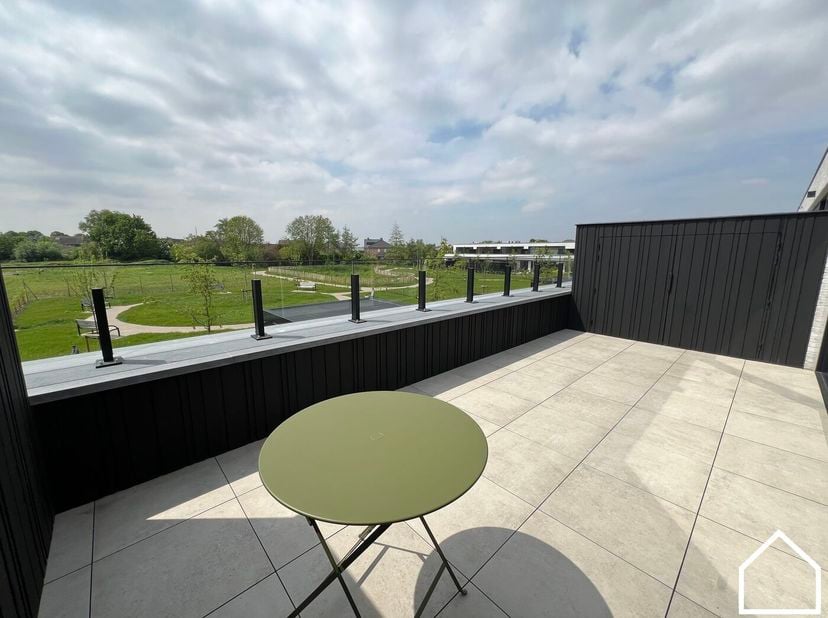 Dit instapklare appartement op de eerste verdieping combineert comfort, stijl en duurzaamheid. Geniet van een rustige ligging in een doodlopende straa