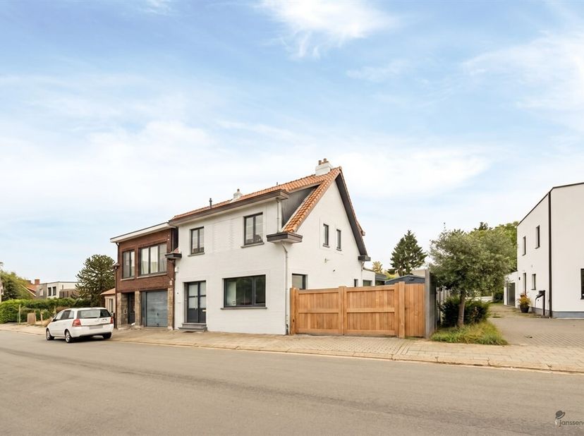 Bâtiment mitoyen rénové avec entrepôt agréé - idéal pour indépendant - Wommelgem<br />
Ce bâtiment mitoyen entièrement rénové avec entrepôt agréé de 2