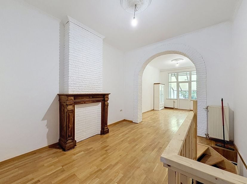 Entre le parc Josaphat et la place Sainte Marie, au RDC et sous rez d'une maison de Maître, superbe souplex 3 chambres de ± 130m² avec bureau et vaste