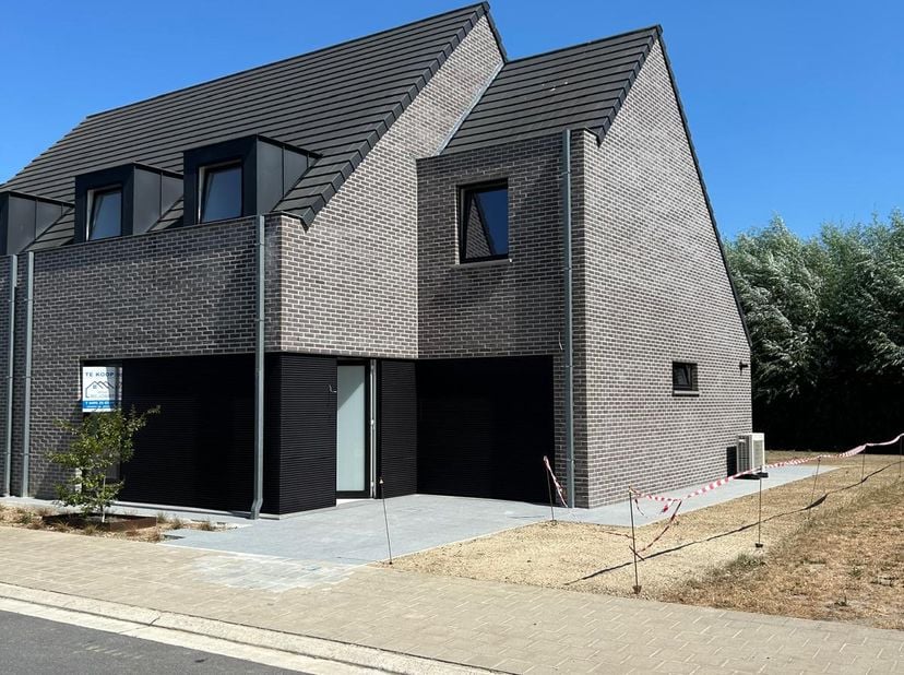 REGIO WALLEMOTE/BOSMOLENS <br />
Vlakbij oprit E403, AZ Delta en Westwing Park<br />
Indeling van deze Woning:<br />
- Inkomhal met Gastentoilet<br />