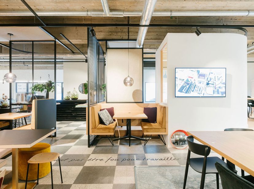 WE INVEST Ixelles vous propose ce rez-de-chaussée commercial de prestige idéalement situé sur la chaussée de Waterloo, bénéficiant d’une excellente vi